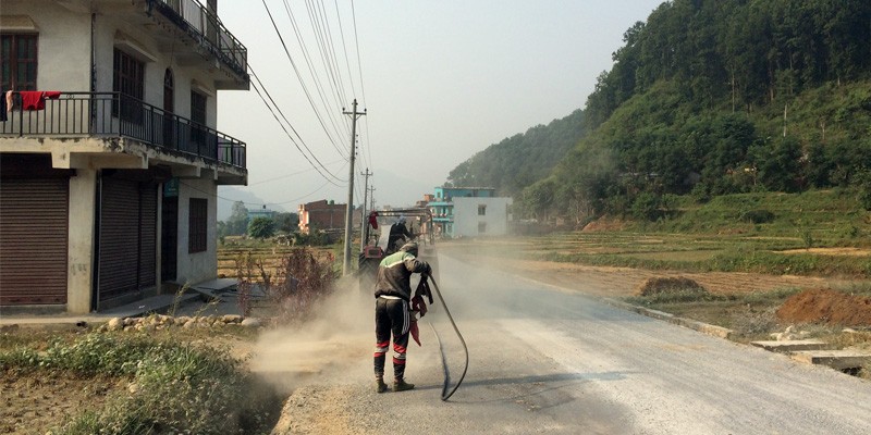 Worker blowing the dustsand off the road_2019.jpg